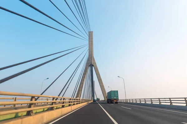 Caminhões de contêiner na ponte — Fotografia de Stock