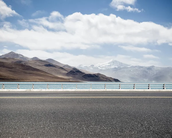 Tibet'te kutsal Gölü olan yol