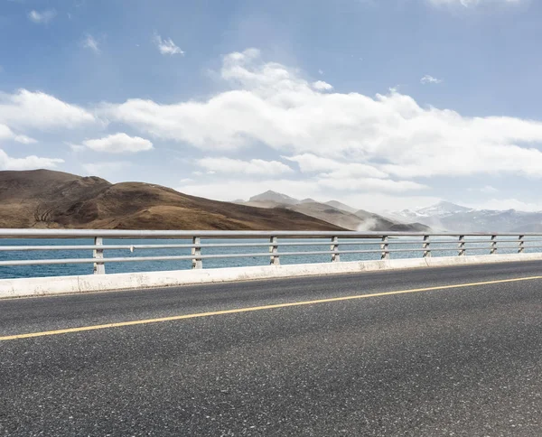 Road with holy lake in tibet — Stock Photo, Image