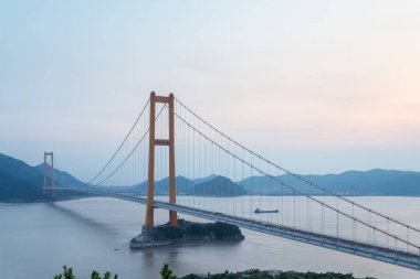 Zhoushan xihoumen köprü alacakaranlıkta