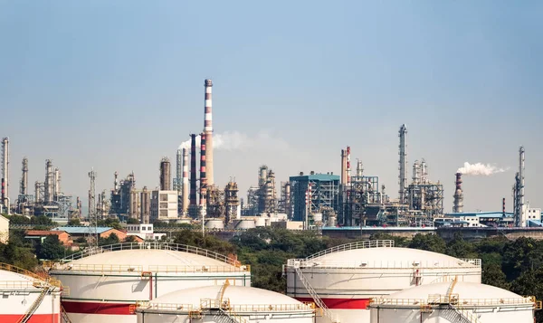 Нафтохімічний комплекс і резервуари для зберігання — стокове фото