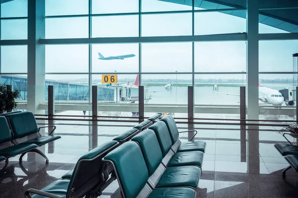 Havaalanı penceresi görünümü ve koltuk — Stok fotoğraf