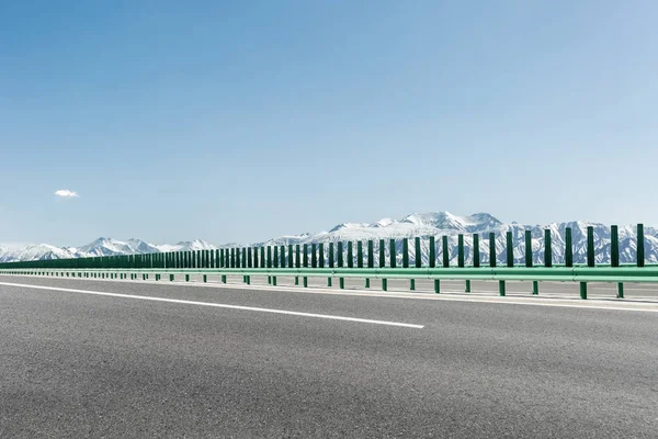 Highway with snow mountain — Stock Photo, Image