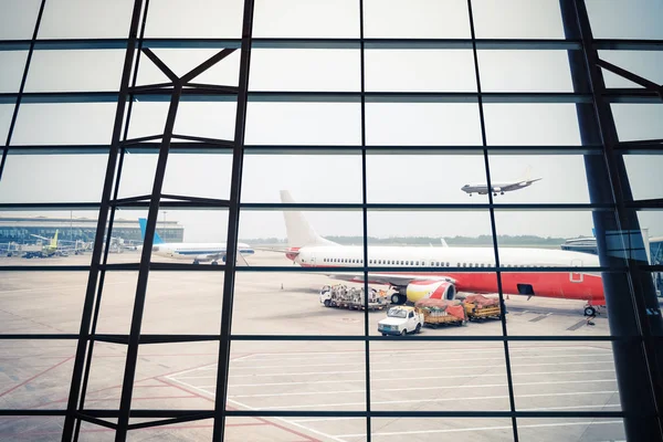 Luchthaven venster scène — Stockfoto