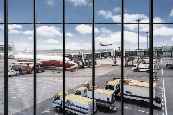 Havaalanı pencere sahne — Stok fotoğraf