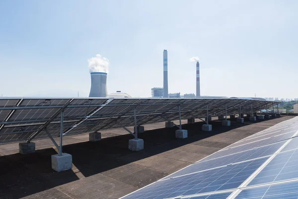 Çatı Güneş enerjisi ve termik santral — Stok fotoğraf