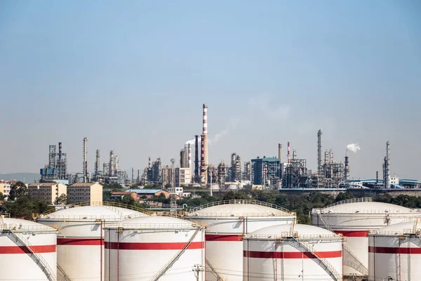 Нефтехимический комплекс и резервуары — стоковое фото