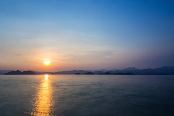 Hangzhou mil ilha lago ao entardecer — Fotografia de Stock