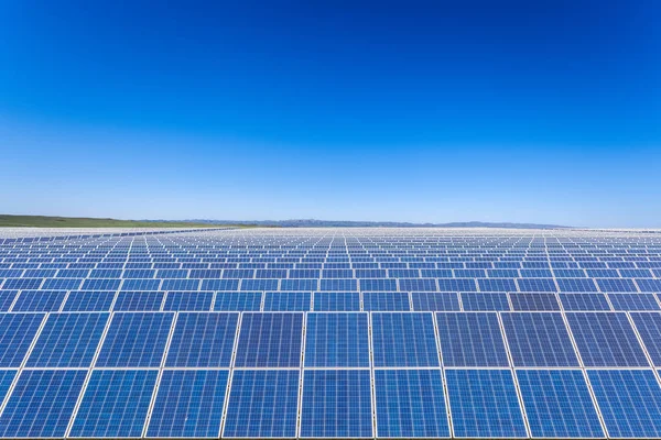 Solar power plants with blue sky — Stock Photo, Image