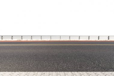 Parmaklıkları beyaz yolda izole edilmiş.