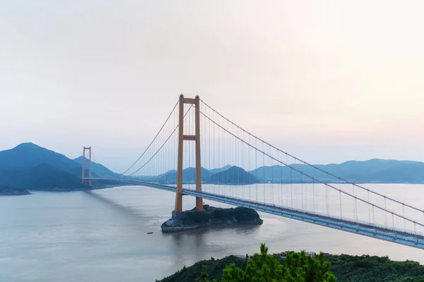 Мост Чжоушань Сюмэнь в сумерках — стоковое фото