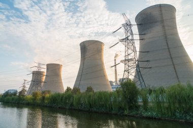 Elektrik santrali alacakaranlıkta
