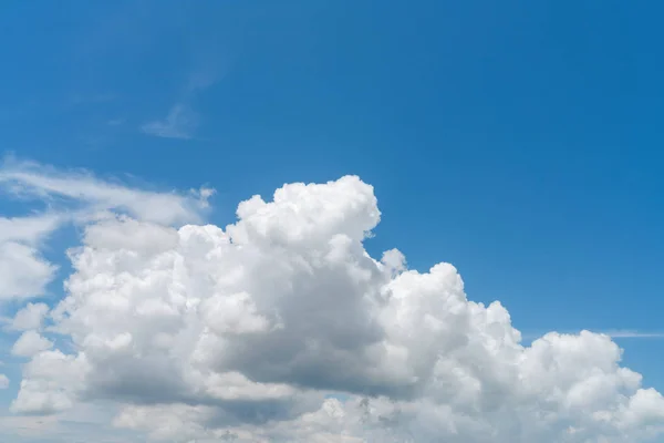 Weiße Wolke am blauen Himmel — Stockfoto