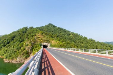 yolu tüneli ve hill