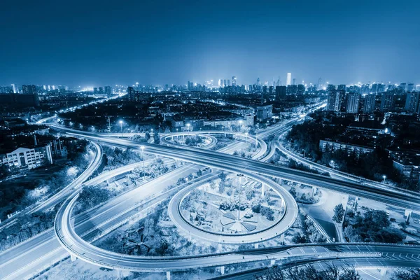 Staden överfart på natten — Stockfoto