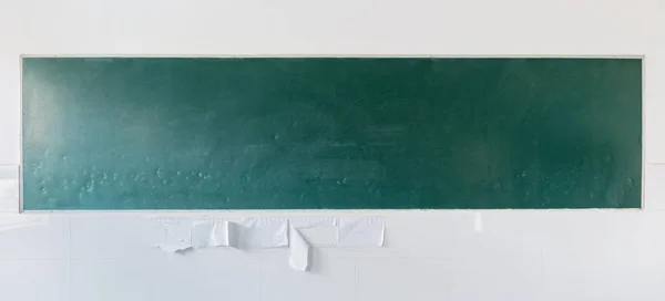 教室の後ろの古い黒板 — ストック写真