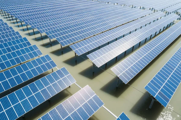 Güneş enerjisi çiftlikleri havadan görünümü — Stok fotoğraf