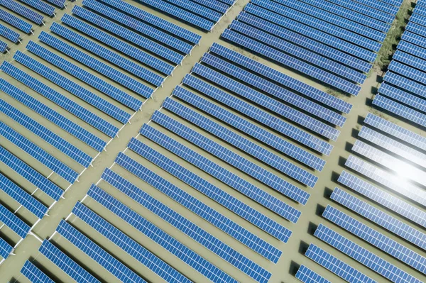 Воздушный обзор поля солнечной энергии — стоковое фото