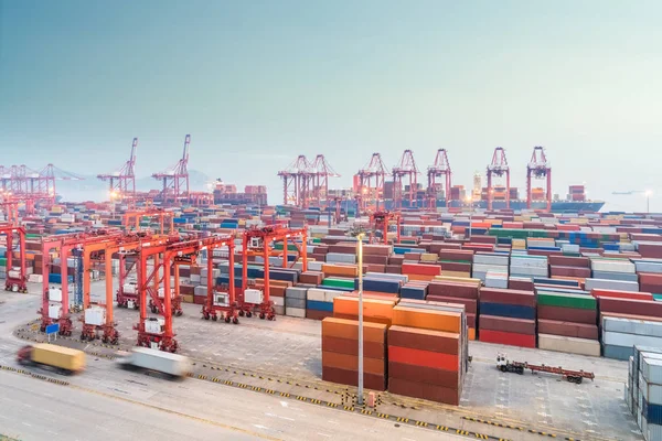 Shanghai Containerhafen bei Einbruch der Dunkelheit — Stockfoto