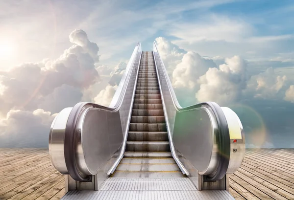 Escaleras mecánicas al aire libre al cielo — Foto de Stock