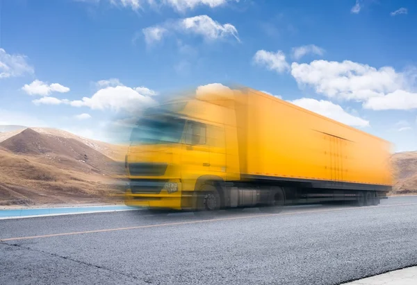 Tunga lastbilar på vägen — Stockfoto