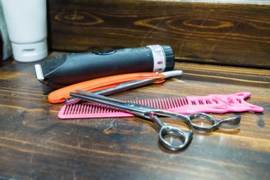 ahşap masa üstünde Kuaför alet