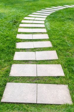 çim üzerinde taş yolu