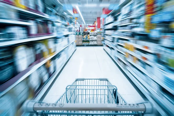 Einkaufswagen und Supermarkt Hintergrund — Stockfoto