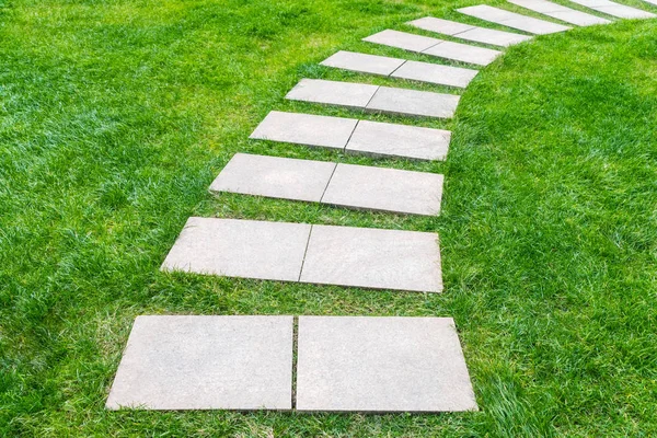 Steinweg auf dem Rasen — Stockfoto