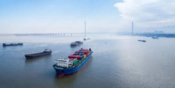 Konténerszállító hajók, a Jangce-folyó, vízi közlekedési koncepció — Stock Fotó