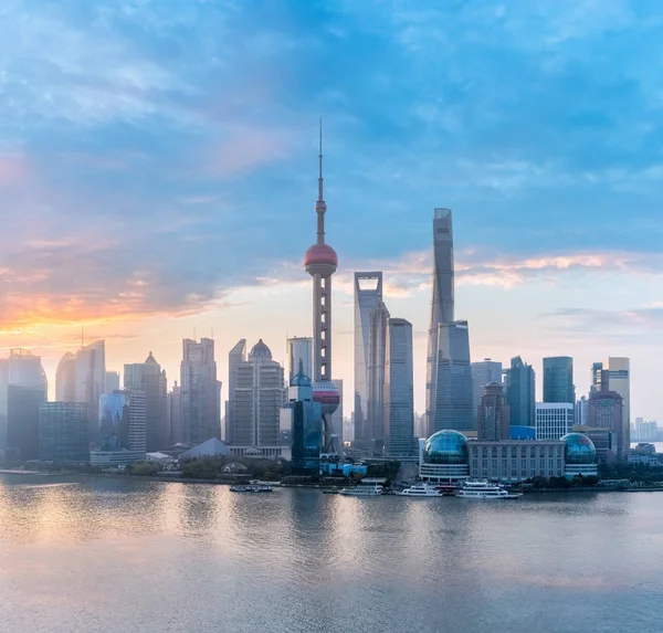 Shanghais skyline med morgon sken — Stockfoto