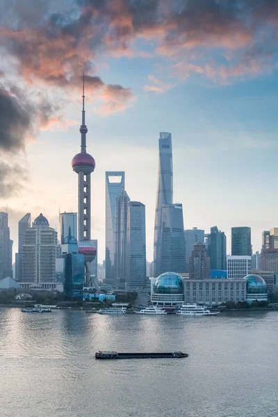 Shanghai stadsbild med morgon glöd — Stockfoto
