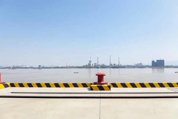 Śródlądowych molo i krajobraz rzeki Jangcy — Zdjęcie stockowe