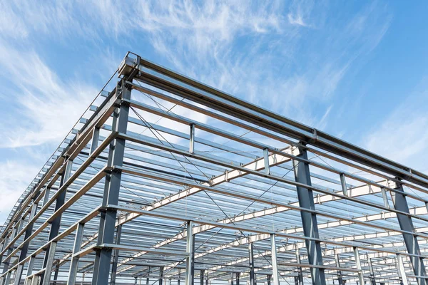 Taller de estructura de acero con cielo azul — Foto de Stock