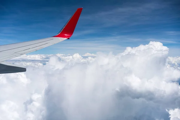 Asa do avião acima das nuvens — Fotografia de Stock