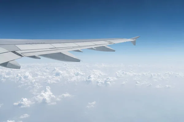 하늘을 나는 비행기 날개 — 스톡 사진