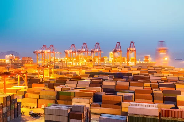 Muelle de contenedores en la noche — Foto de Stock