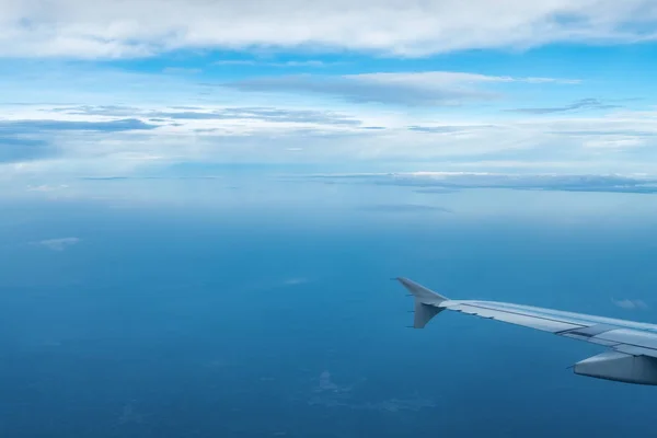 공중에서 비행기 날개 보기 — 스톡 사진