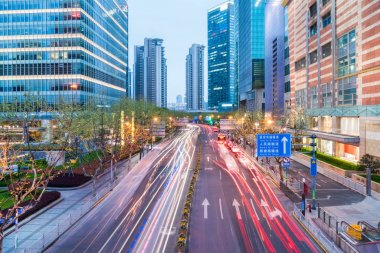 Şehir merkezindeki cityscape akşam vakti içinde Şanghay