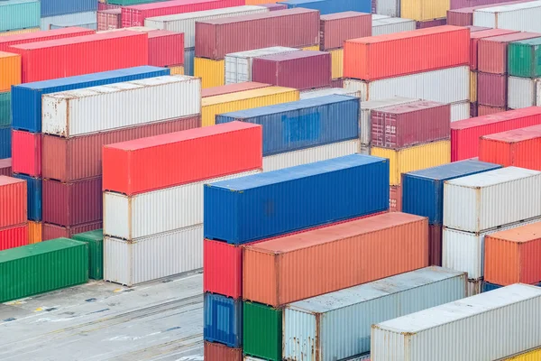 Container colorati nella stazione merci — Foto Stock