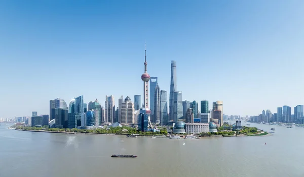 Shanghais skyline mot en blå himmel — Stockfoto
