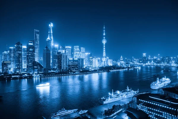 Skyline di Shanghai di notte con tono blu — Foto Stock