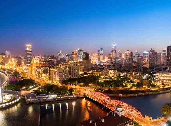 Scena notturna del bund e del ponte sul giardino — Foto Stock