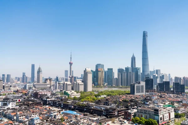 Shanghai skyline e jardim yu durante o dia — Fotografia de Stock