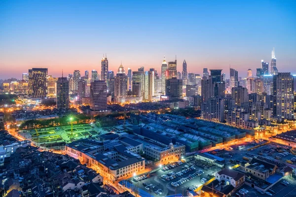 Shanghai moderne Gebäude-Skyline bei Einbruch der Dunkelheit — Stockfoto
