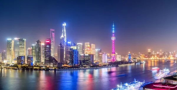Shanghai skyline panoráma éjszaka — Stock Fotó