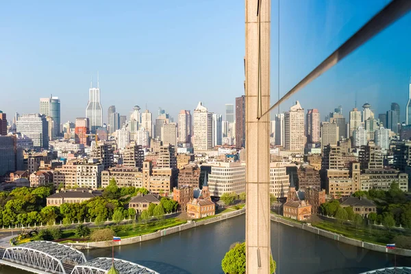 Shanghai bund med reflektion på glas — Stockfoto