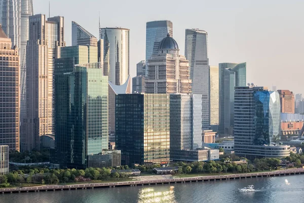 Shanghai finanscentrum i skymningen — Stockfoto