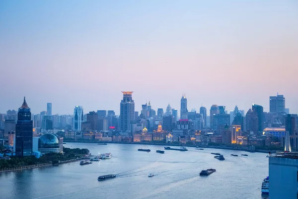 Shanghai huangpu río y el bund en el anochecer — Foto de Stock