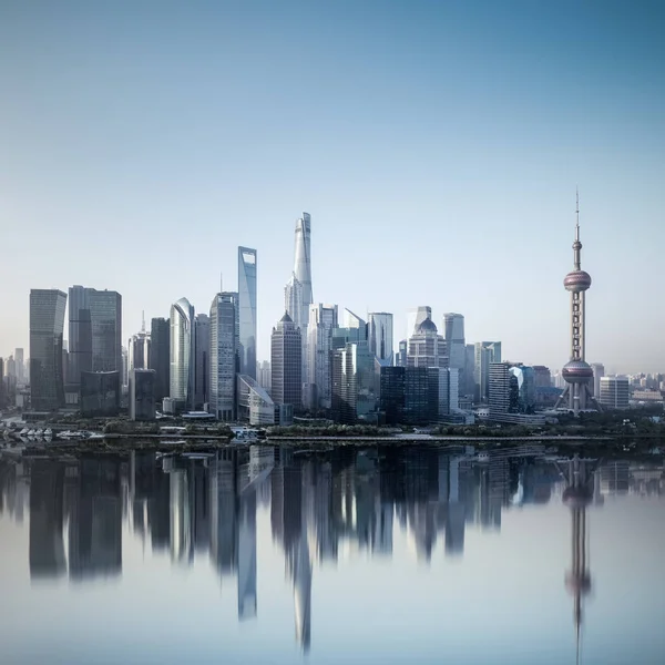 Shanghai skyline i morgon med reflektion — Stockfoto